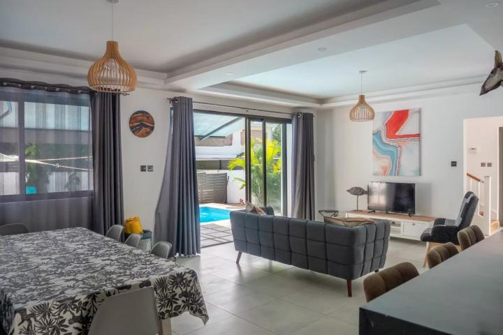 TAMARIN - modern 4-bedroom villa with pool
