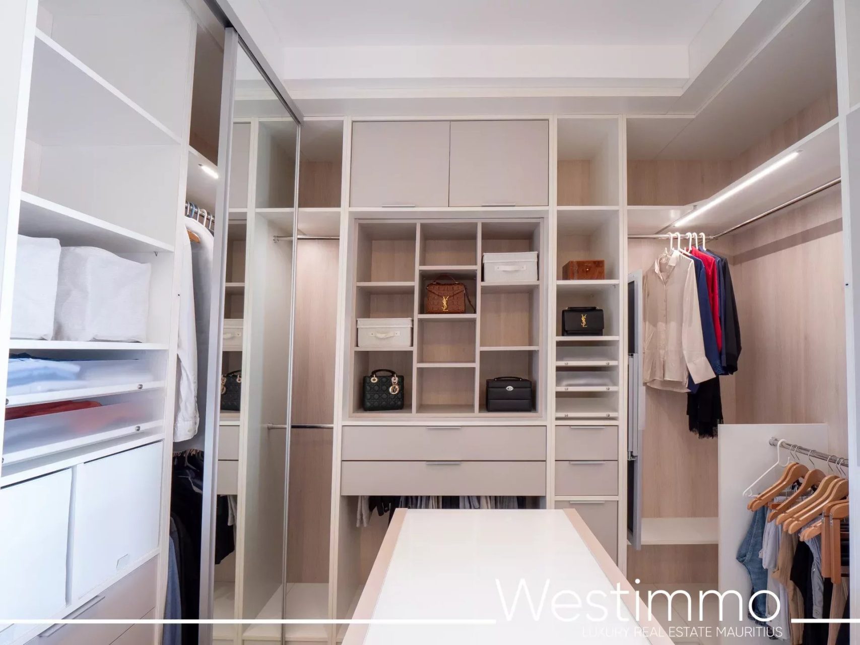 TAMARIN – Villa contemporaine de prestige sur 2500 m² en résidence sécurisée à vendre