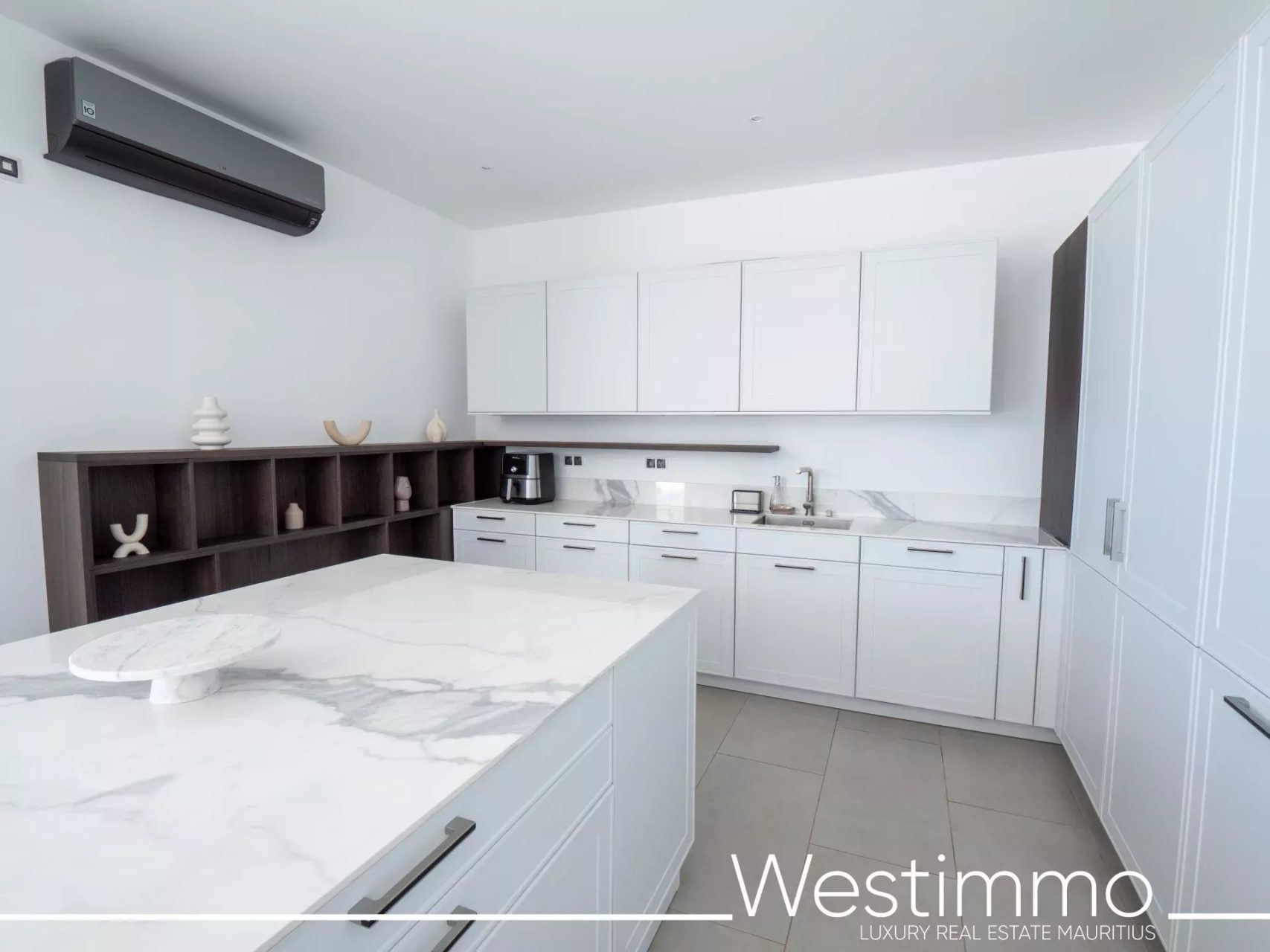 TAMARIN – Villa contemporaine de prestige sur 2500 m² en résidence sécurisée à vendre