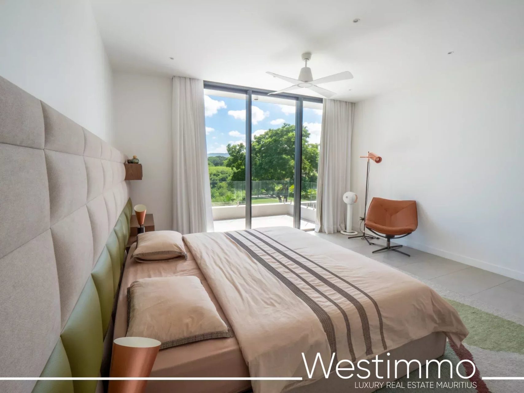 TAMARIN – Villa contemporaine de prestige sur 2500 m² en résidence sécurisée à vendre