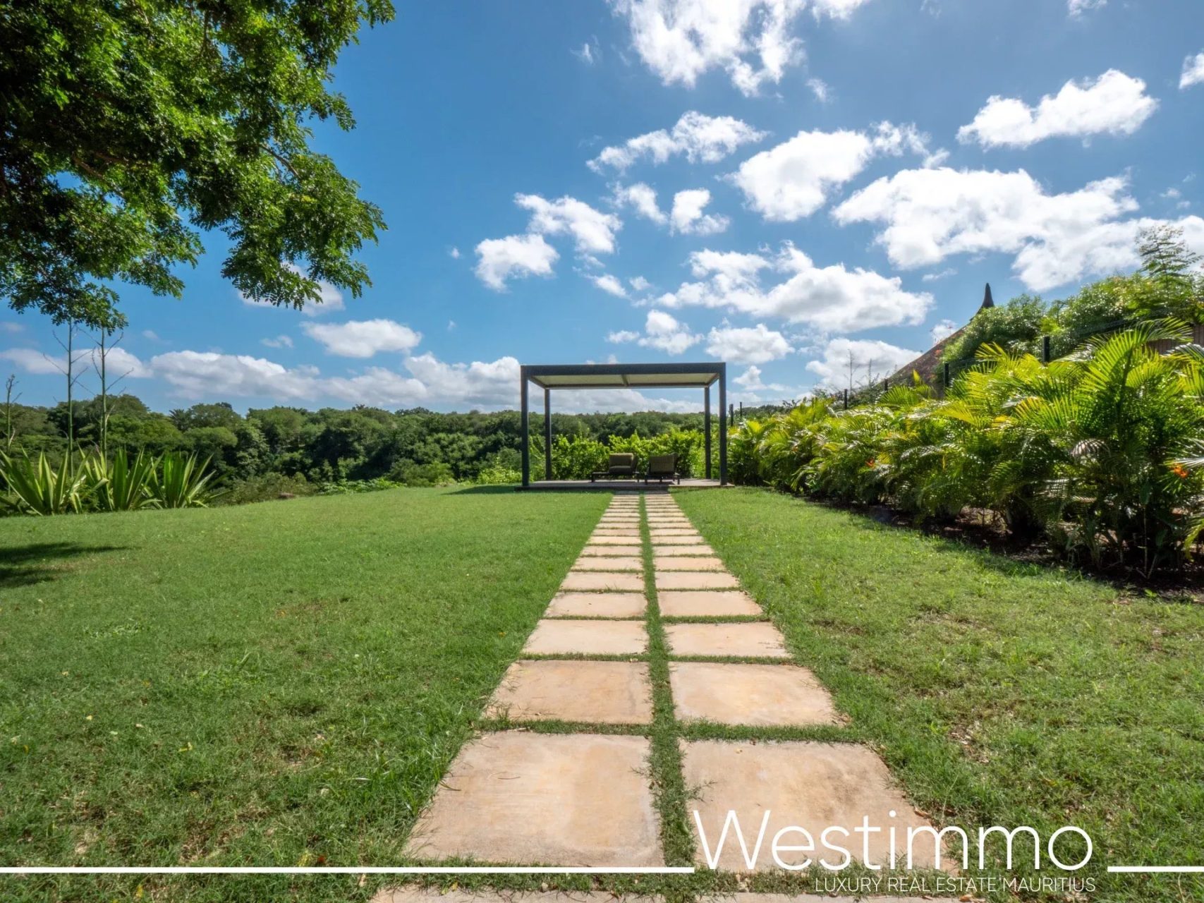 TAMARIN – Villa contemporaine de prestige sur 2500 m² en résidence sécurisée à vendre