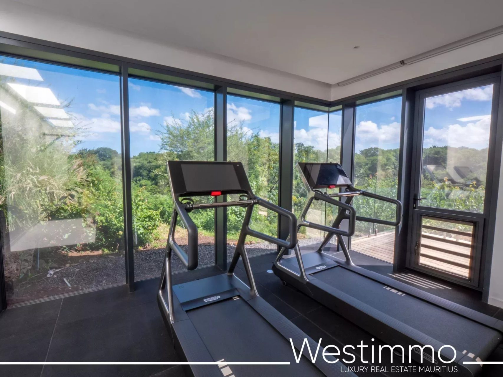 TAMARIN – Villa contemporaine de prestige sur 2500 m² en résidence sécurisée à vendre