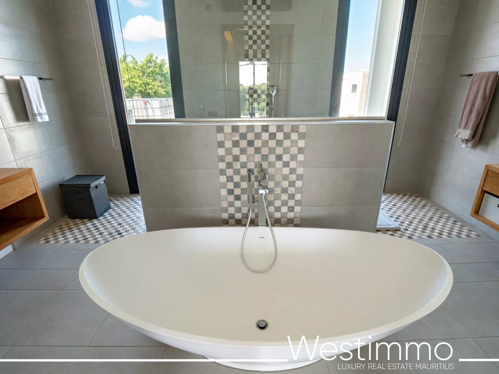 TAMARIN – Villa contemporaine de prestige sur 2500 m² en résidence sécurisée à vendre