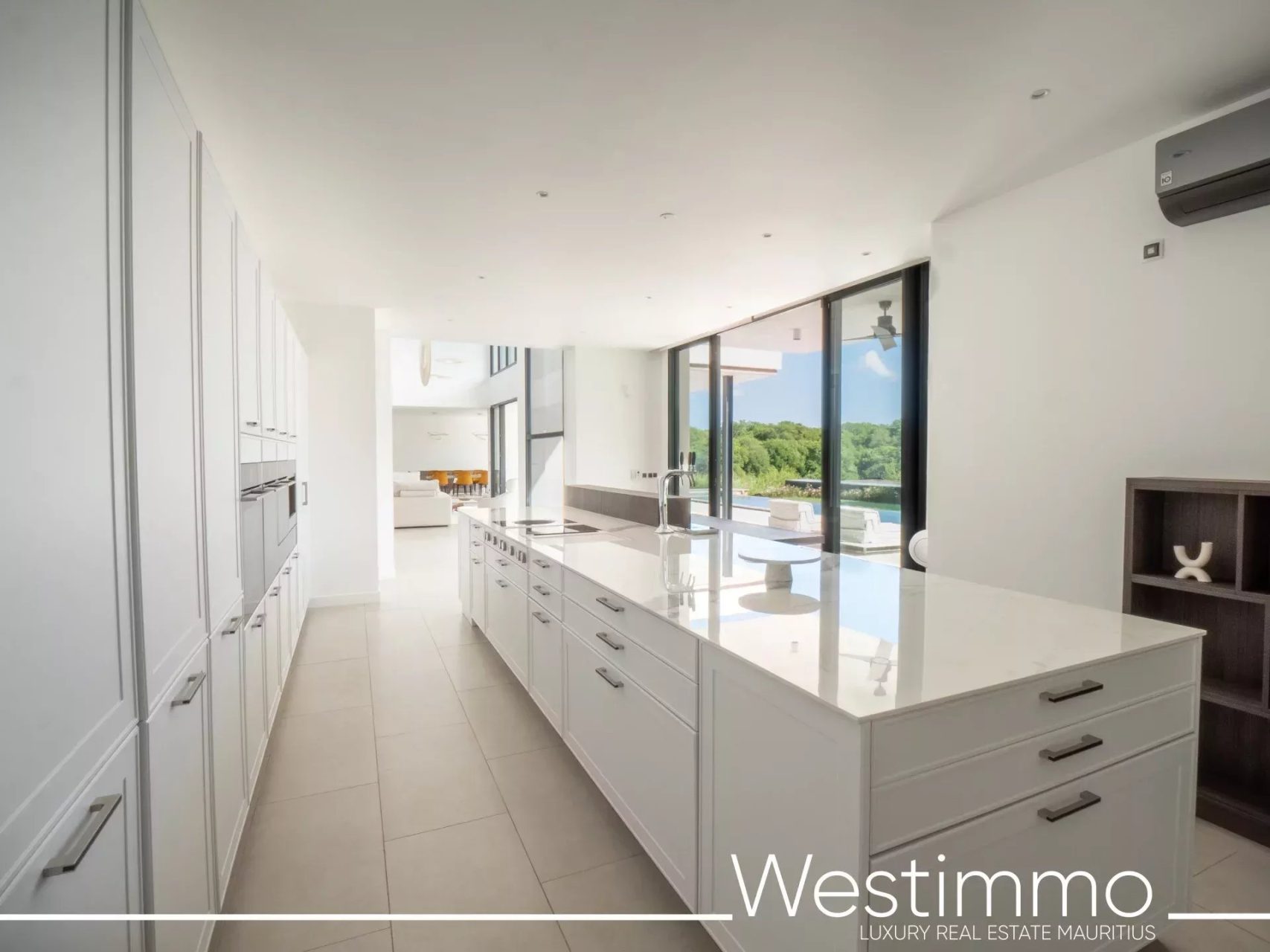 TAMARIN – Villa contemporaine de prestige sur 2500 m² en résidence sécurisée à vendre