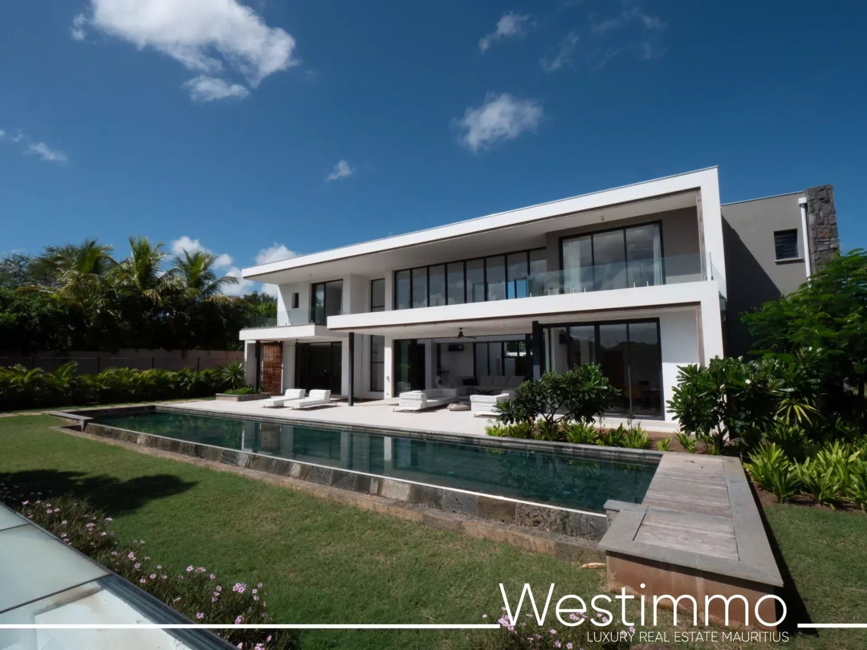 TAMARIN – Villa contemporaine de prestige sur 2500 m² en résidence sécurisée à vendre