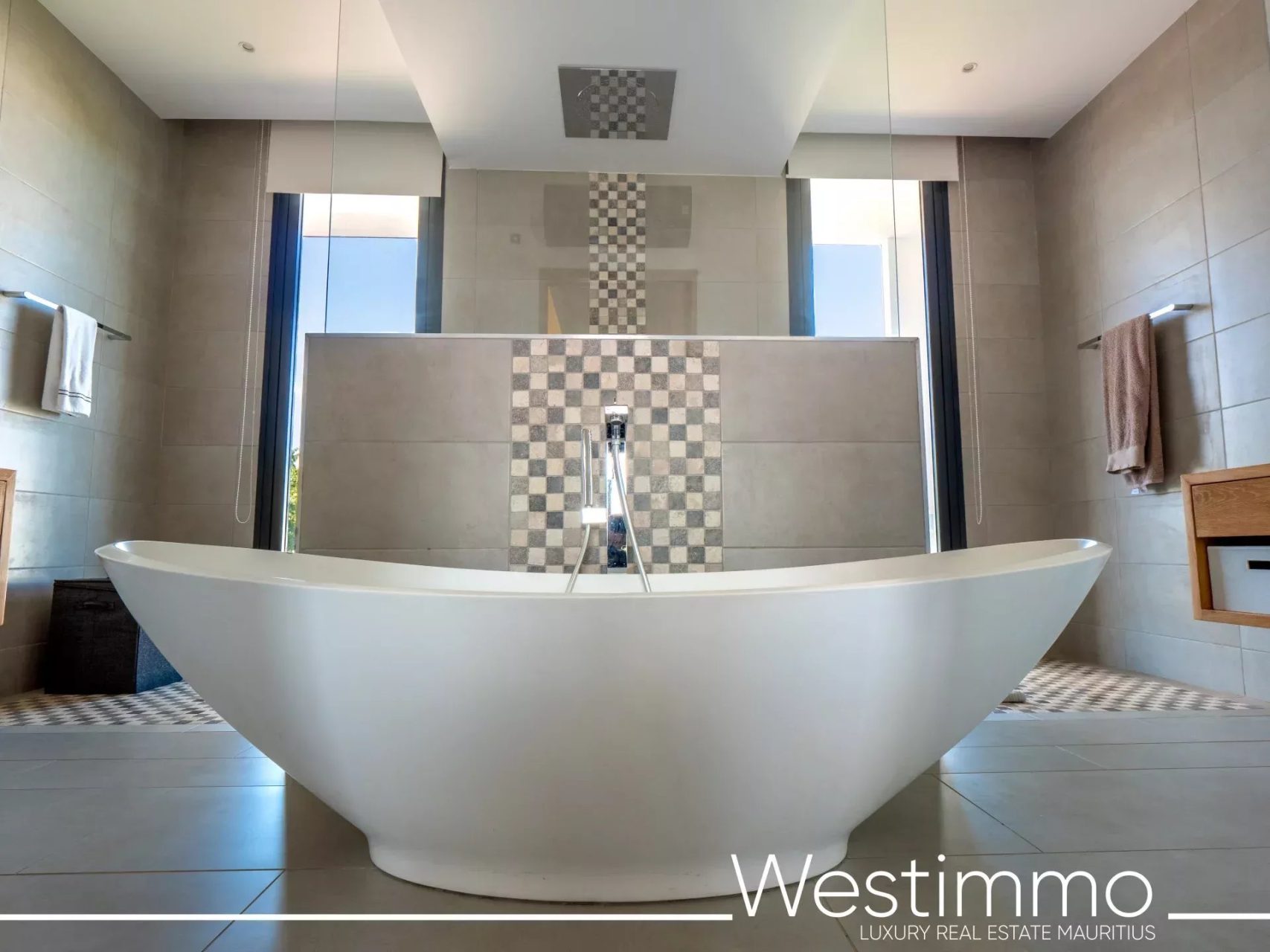 TAMARIN – Villa contemporaine de prestige sur 2500 m² en résidence sécurisée à vendre