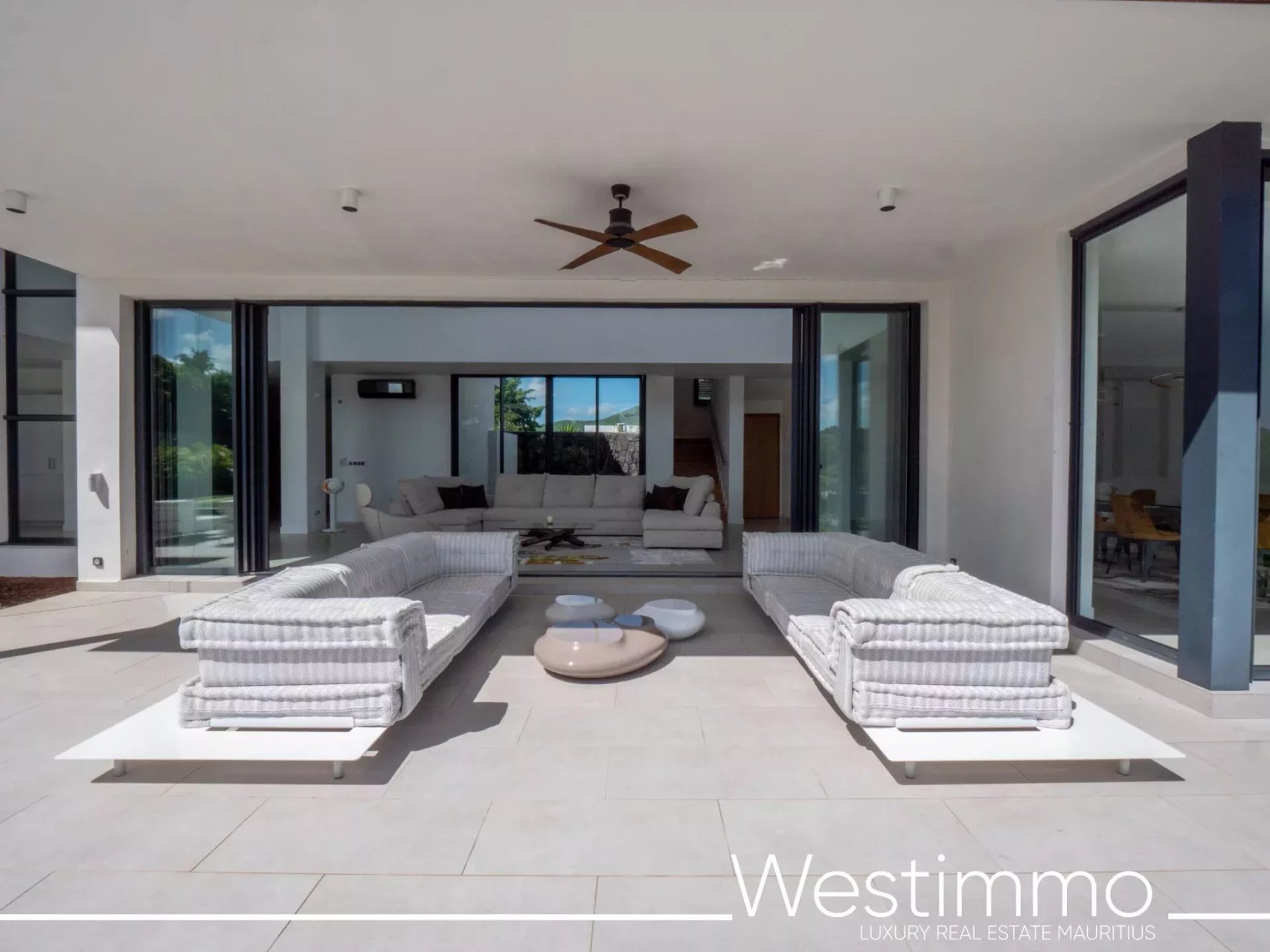 TAMARIN – Villa contemporaine de prestige sur 2500 m² en résidence sécurisée à vendre