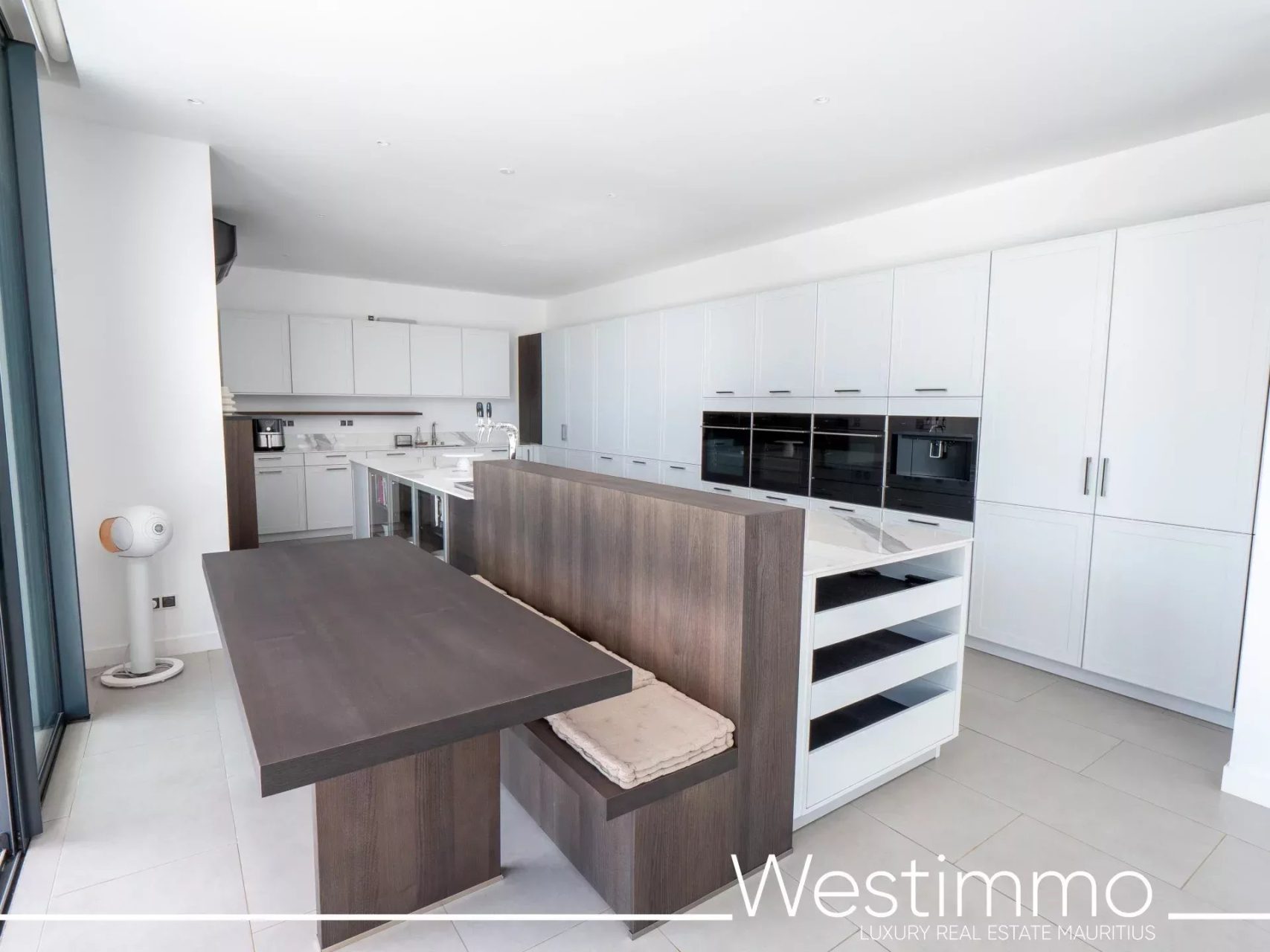 TAMARIN – Villa contemporaine de prestige sur 2500 m² en résidence sécurisée à vendre