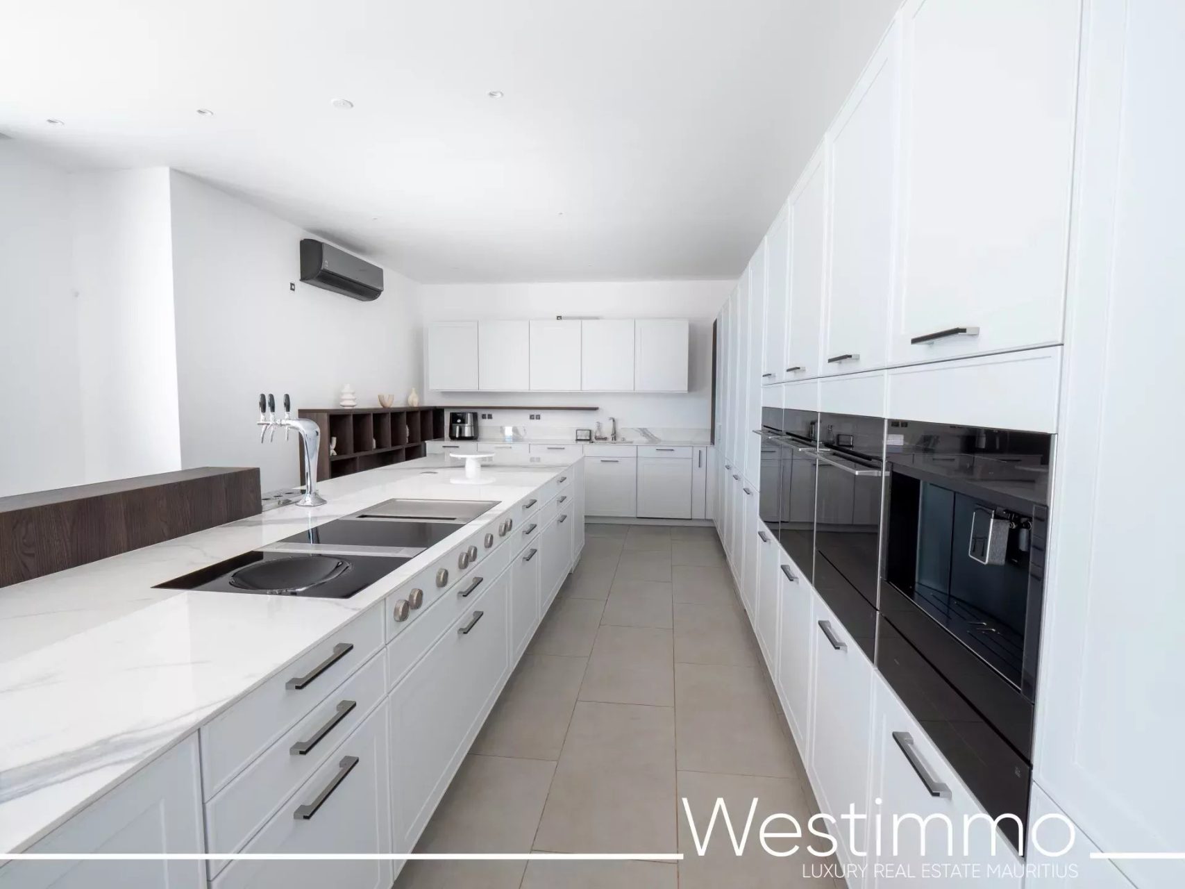 TAMARIN – Villa contemporaine de prestige sur 2500 m² en résidence sécurisée à vendre