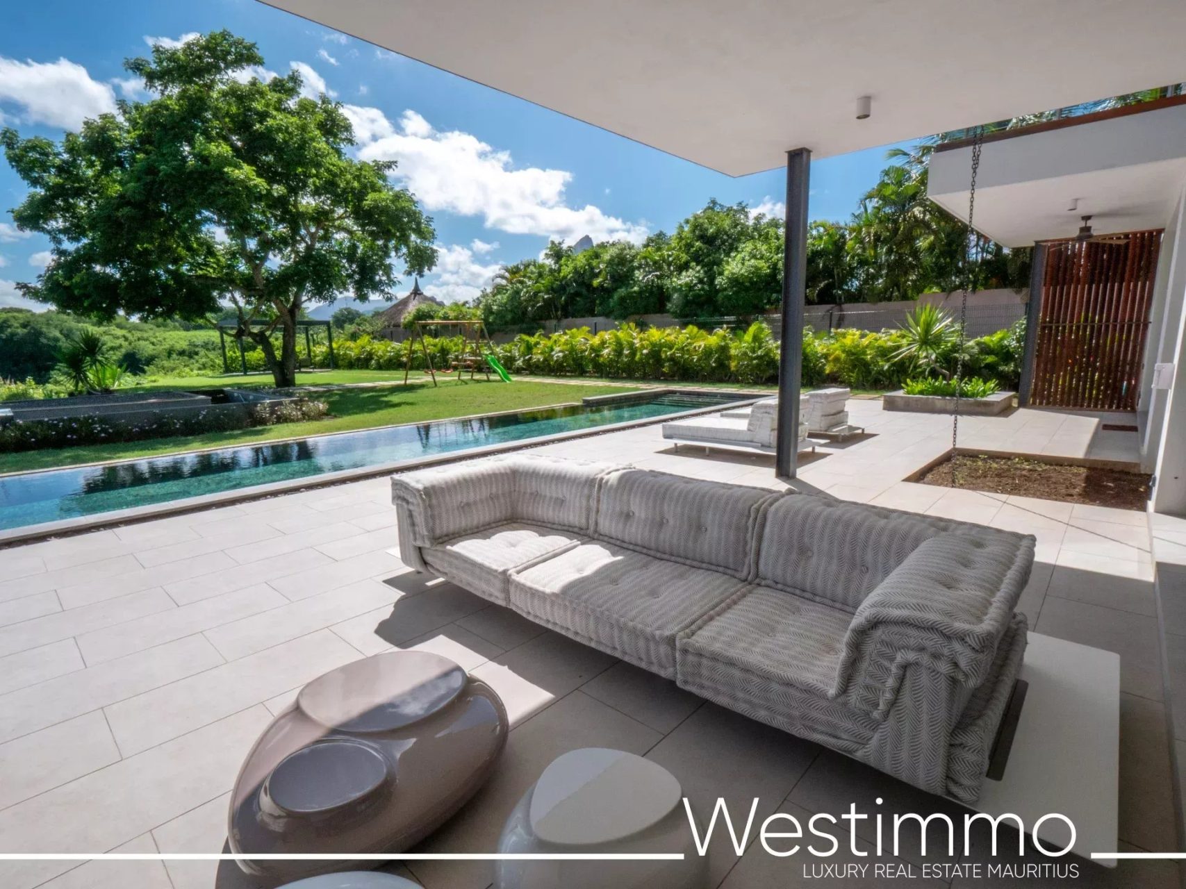 TAMARIN – Villa contemporaine de prestige sur 2500 m² en résidence sécurisée à vendre
