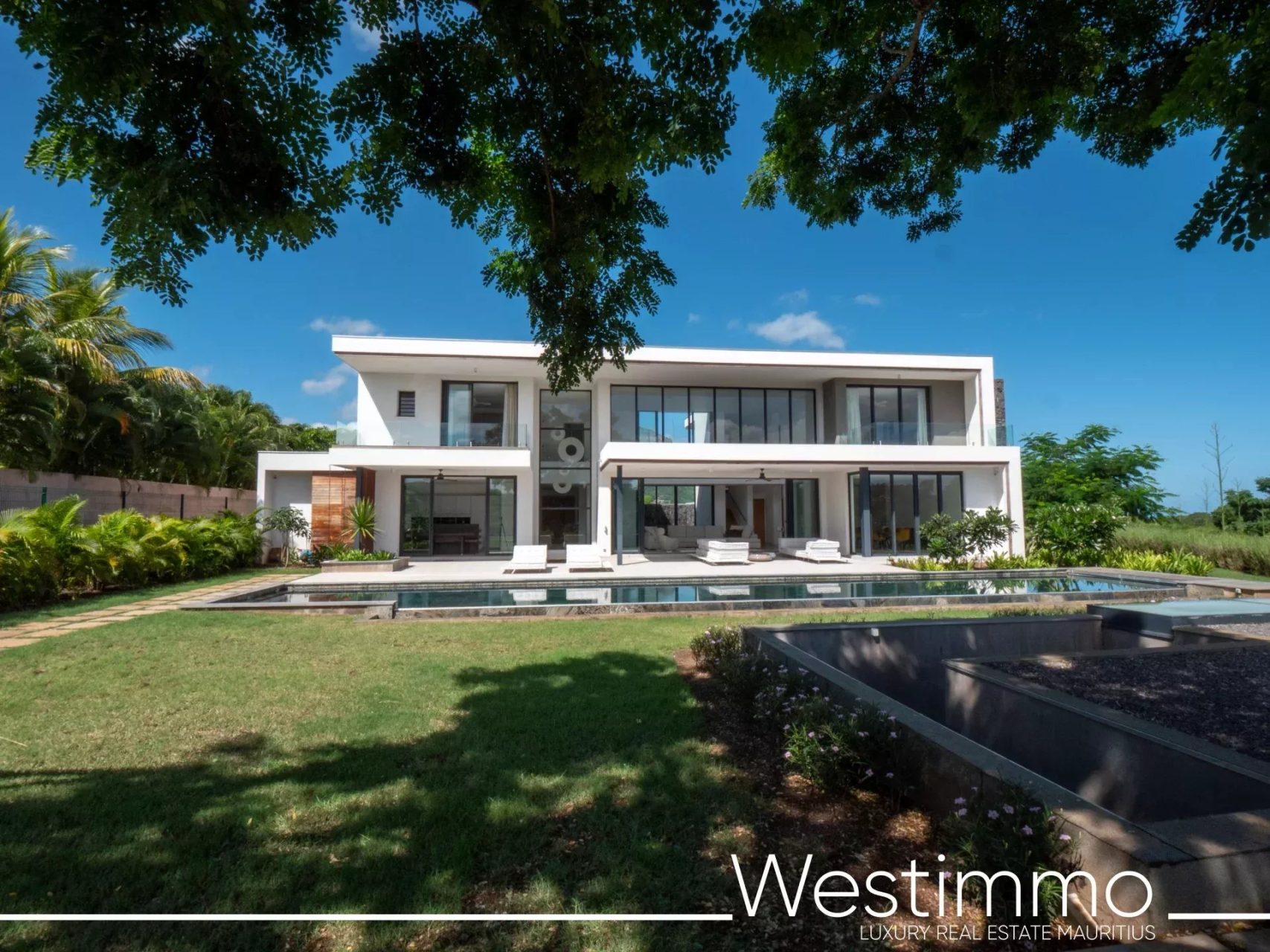 TAMARIN – Villa contemporaine de prestige sur 2500 m² en résidence sécurisée à vendre