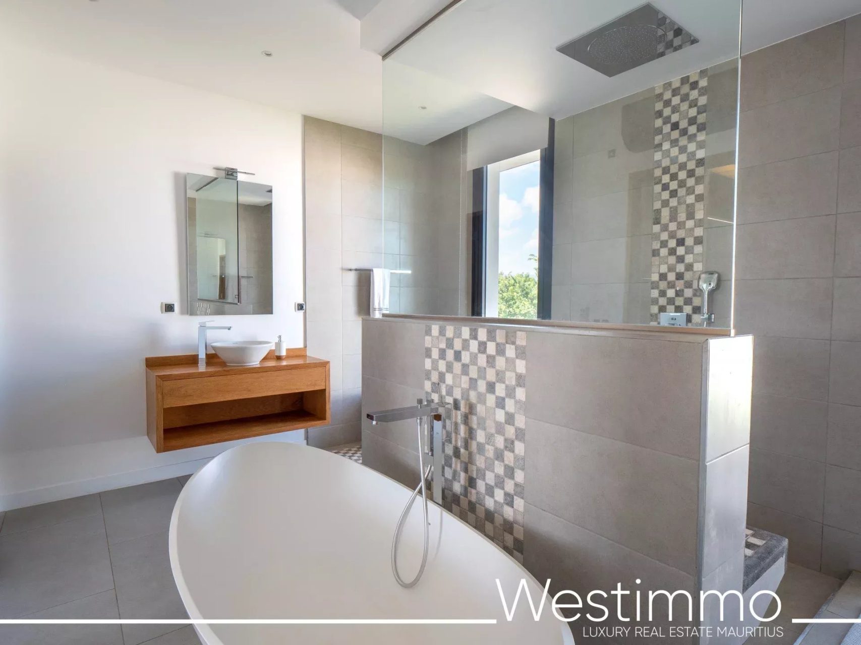 TAMARIN – Villa contemporaine de prestige sur 2500 m² en résidence sécurisée à vendre