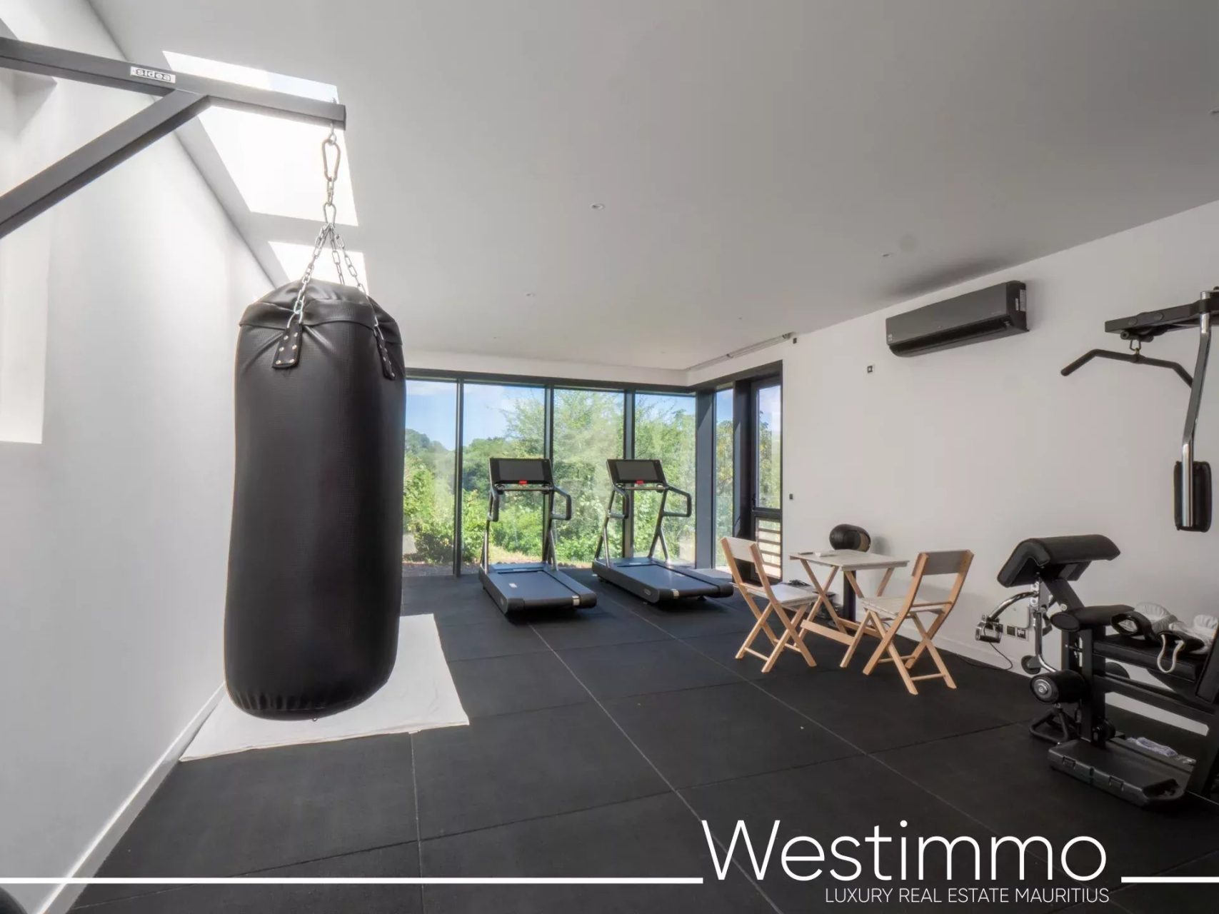 TAMARIN – Villa contemporaine de prestige sur 2500 m² en résidence sécurisée à vendre