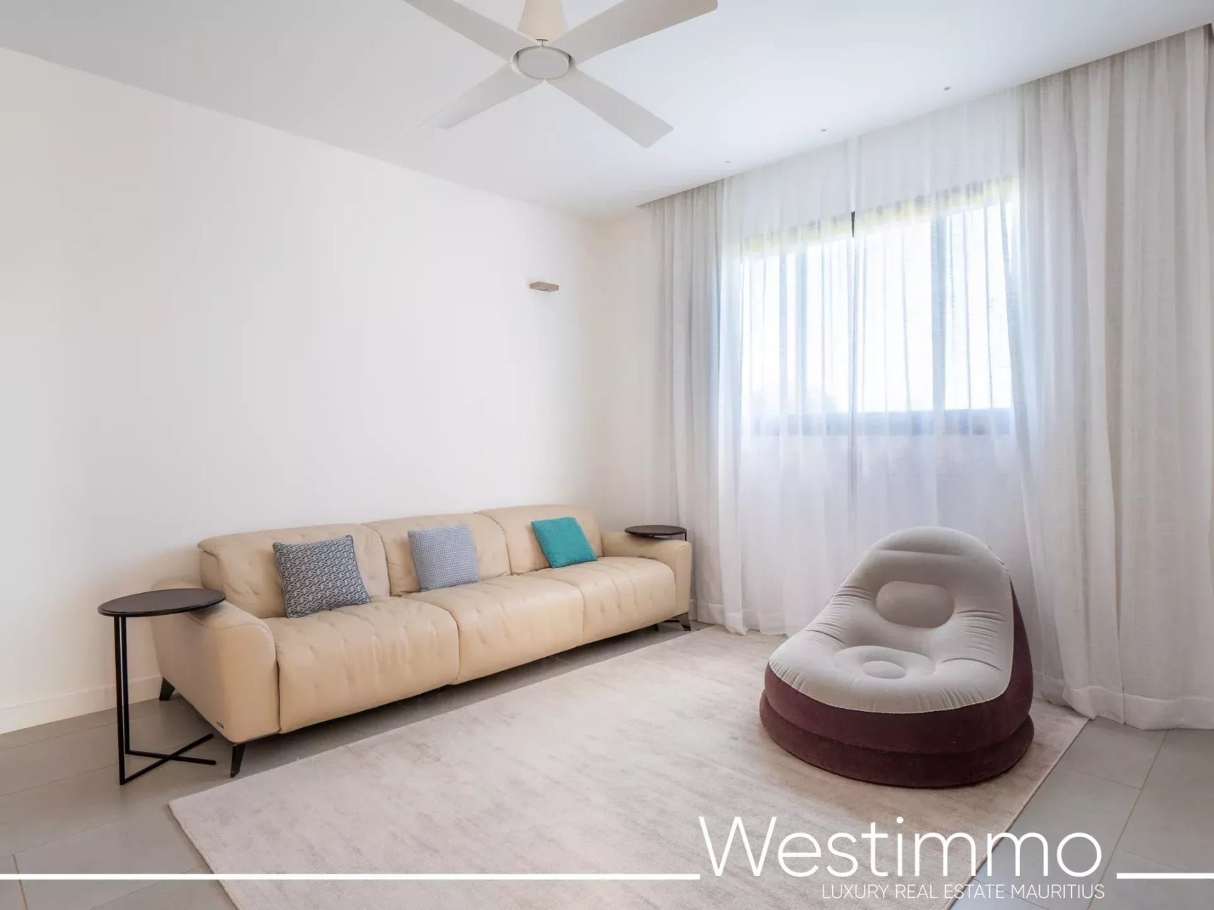 TAMARIN – Villa contemporaine de prestige sur 2500 m² en résidence sécurisée à vendre