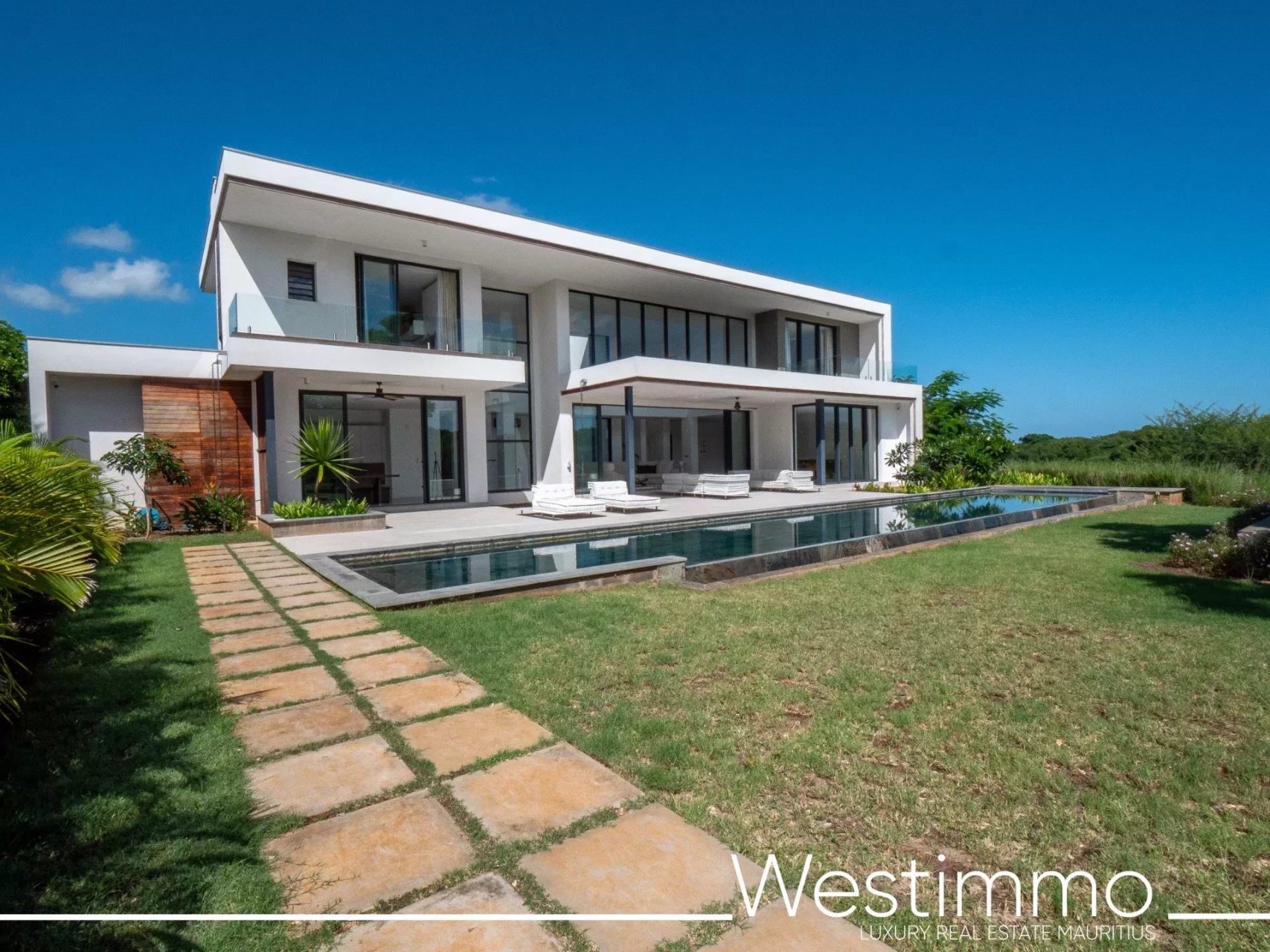 TAMARIN – Villa contemporaine de prestige sur 2500 m² en résidence sécurisée à vendre
