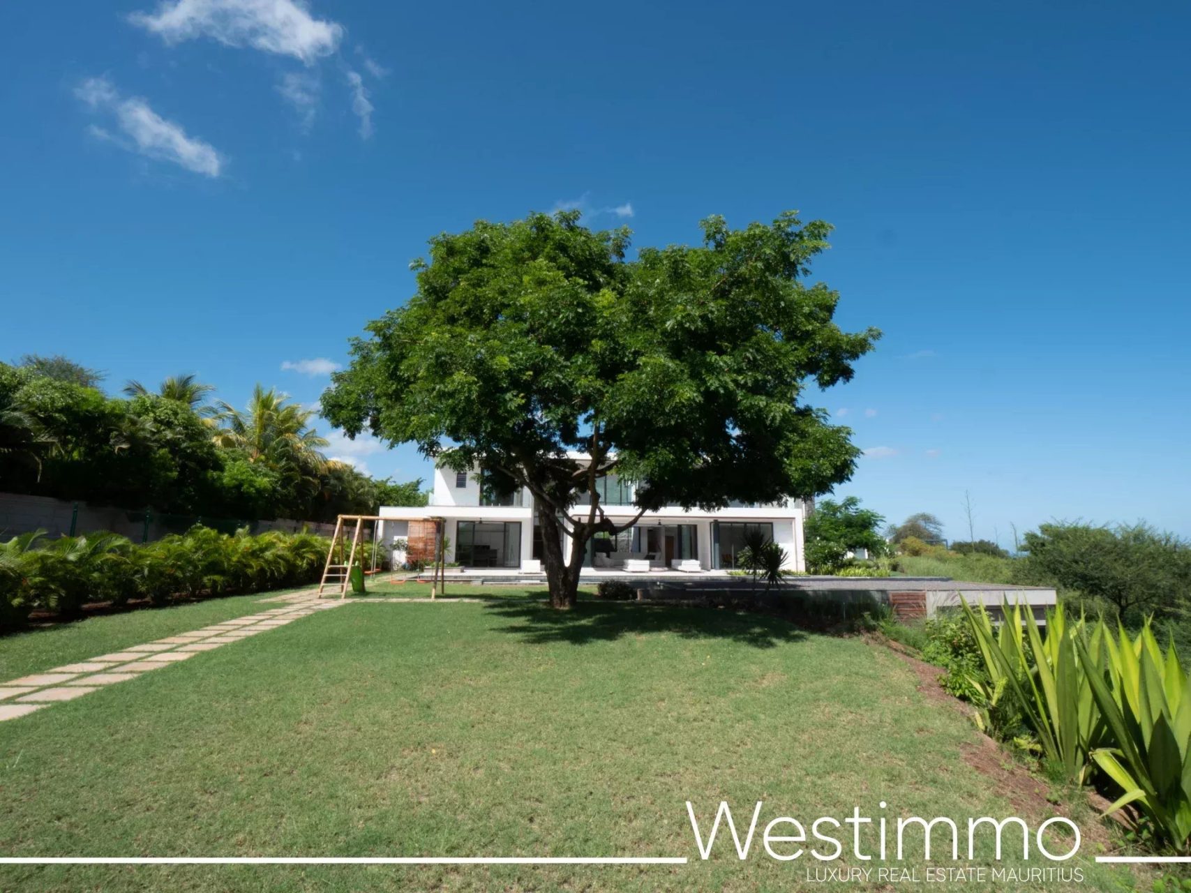 TAMARIN – Villa contemporaine de prestige sur 2500 m² en résidence sécurisée à vendre