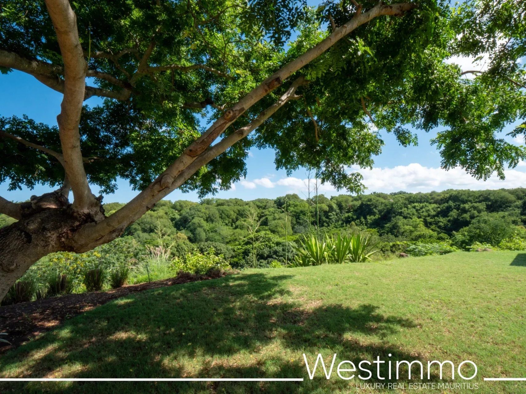 TAMARIN – Villa contemporaine de prestige sur 2500 m² en résidence sécurisée à vendre
