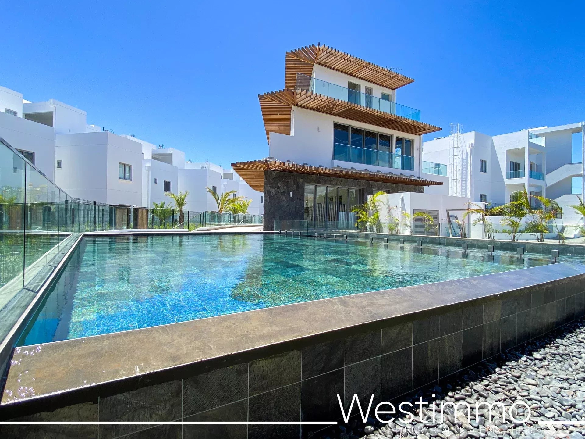 GRAND GAUBE - magnificent new modern apartment by the lagoon
