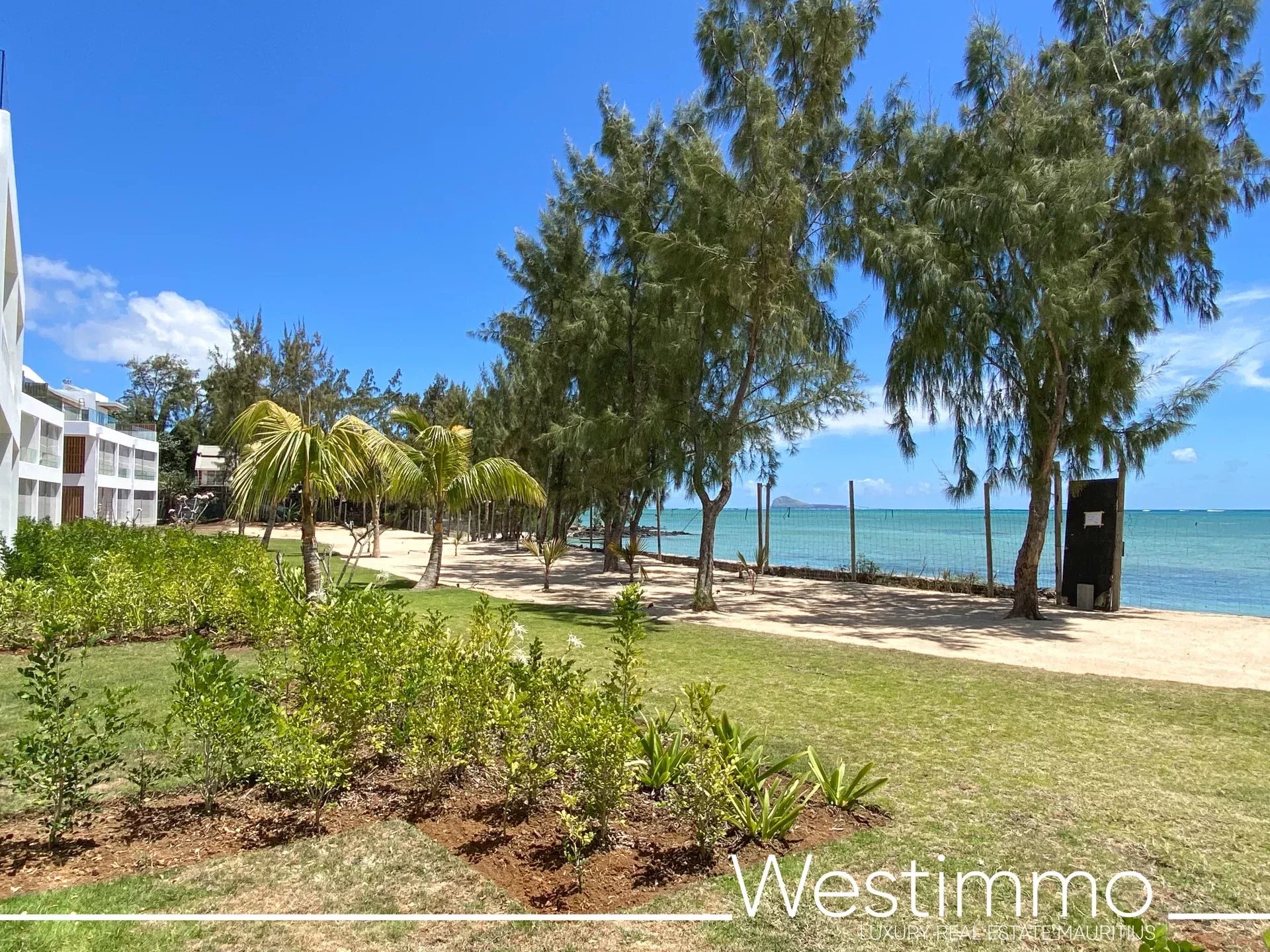 GRAND GAUBE - magnificent new modern apartment by the lagoon