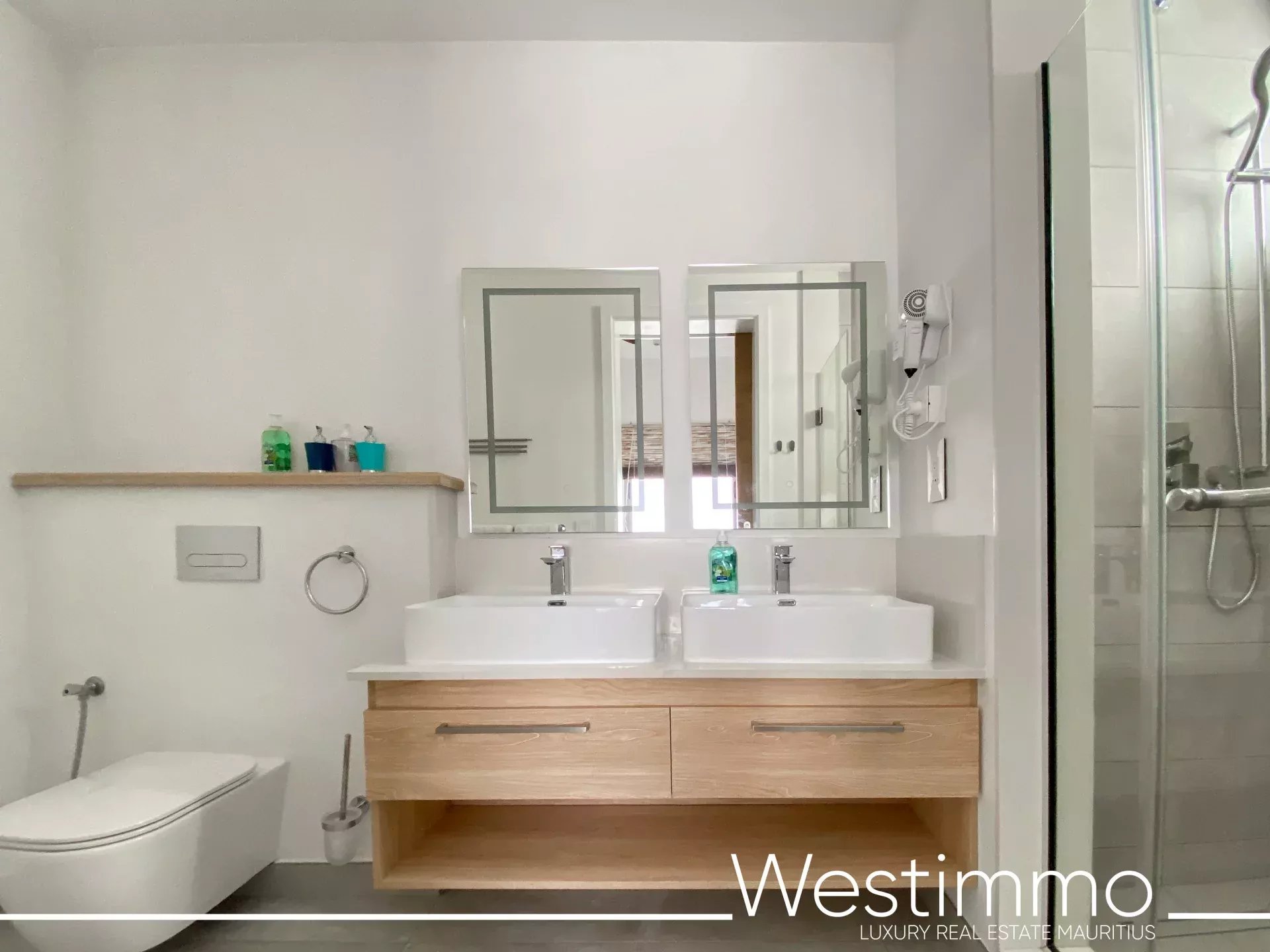 GRAND GAUBE - magnificent new modern apartment by the lagoon