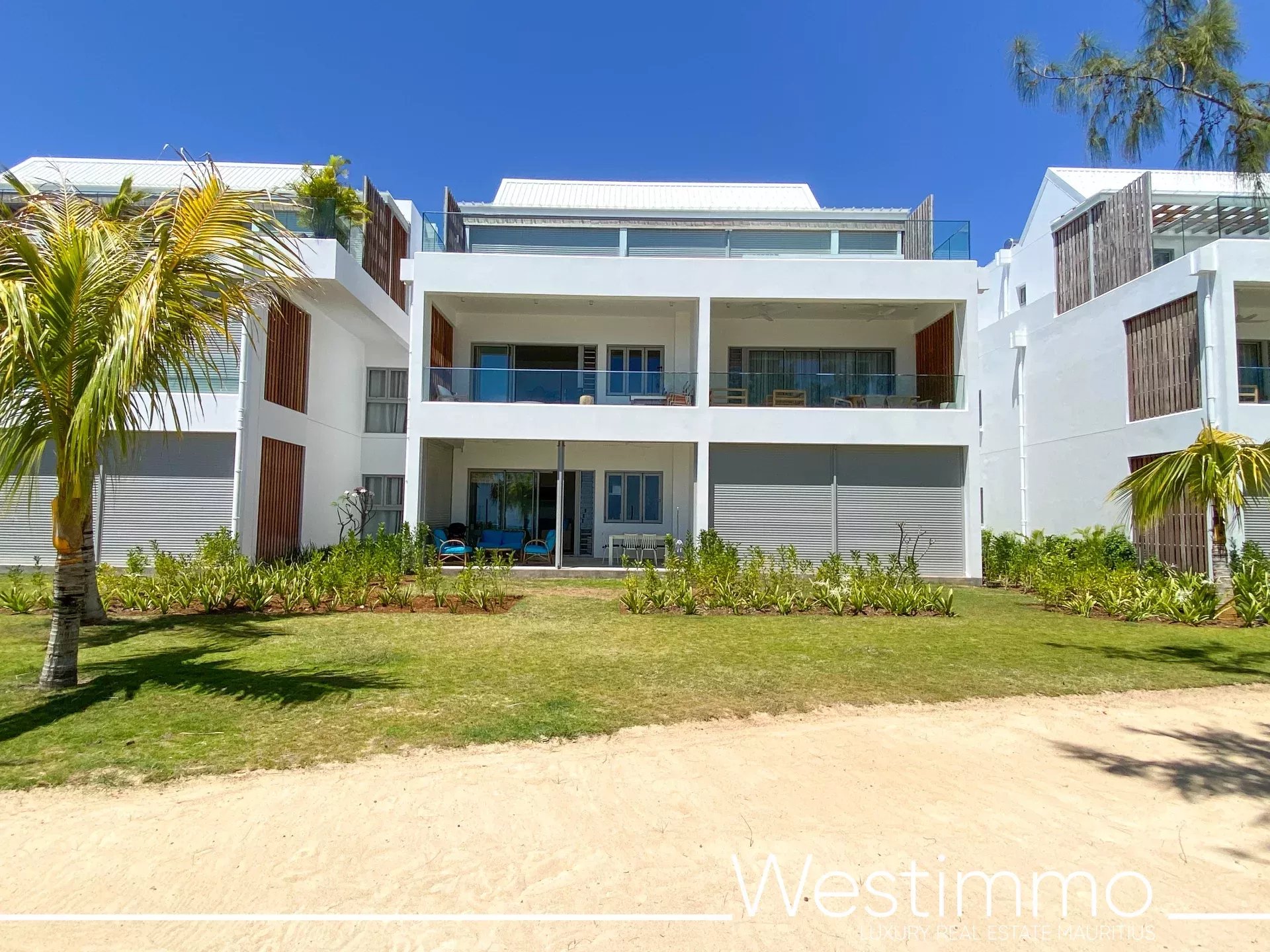 GRAND GAUBE - magnificent new modern apartment by the lagoon
