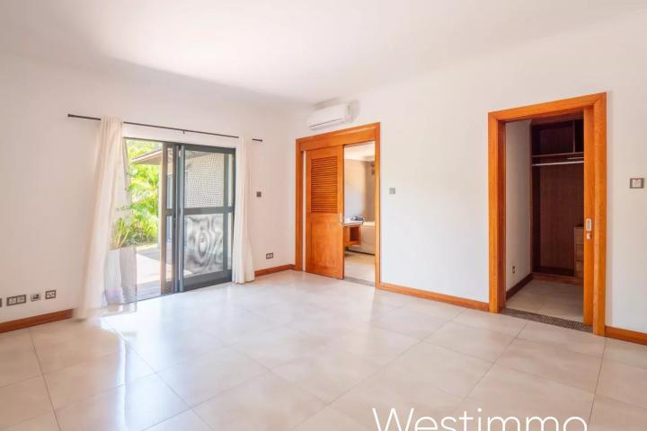 RIVIERE NOIRE – Propriété avec deux villas sur 3000 m² à vendre