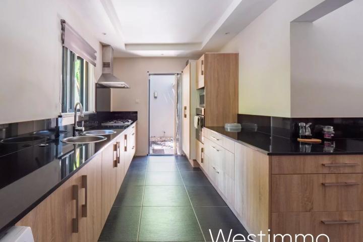 RIVIERE NOIRE – Propriété avec deux villas sur 3000 m² à vendre