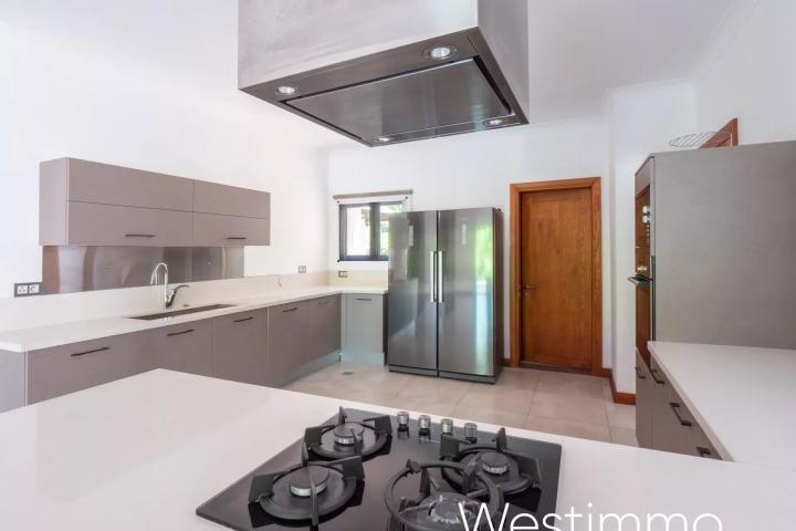 RIVIERE NOIRE – Propriété avec deux villas sur 3000 m² à vendre