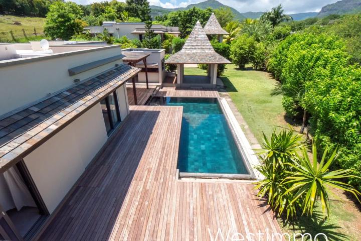 RIVIERE NOIRE – Propriété avec deux villas sur 3000 m² à vendre