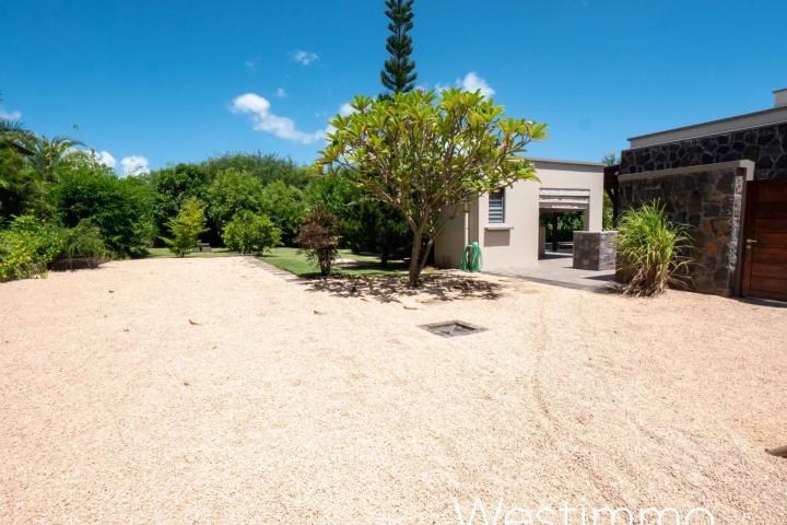 RIVIERE NOIRE – Propriété avec deux villas sur 3000 m² à vendre