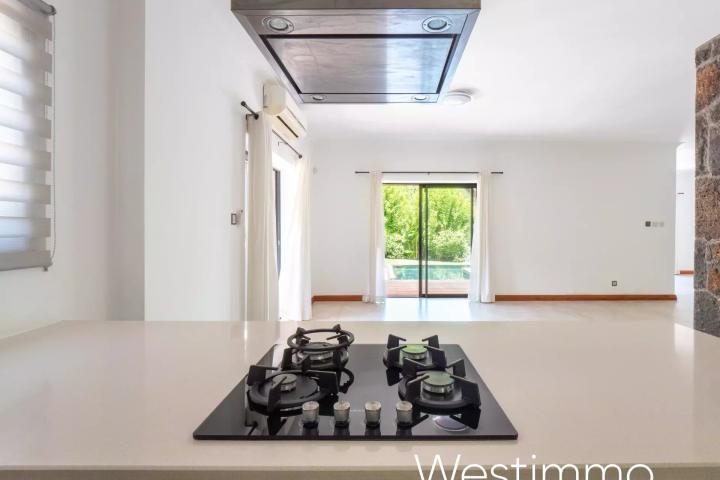RIVIERE NOIRE – Propriété avec deux villas sur 3000 m² à vendre