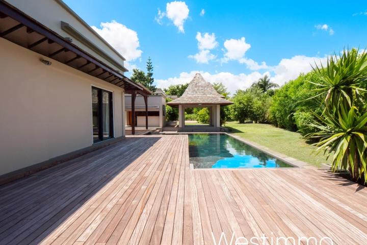 RIVIERE NOIRE – Propriété avec deux villas sur 3000 m² à vendre