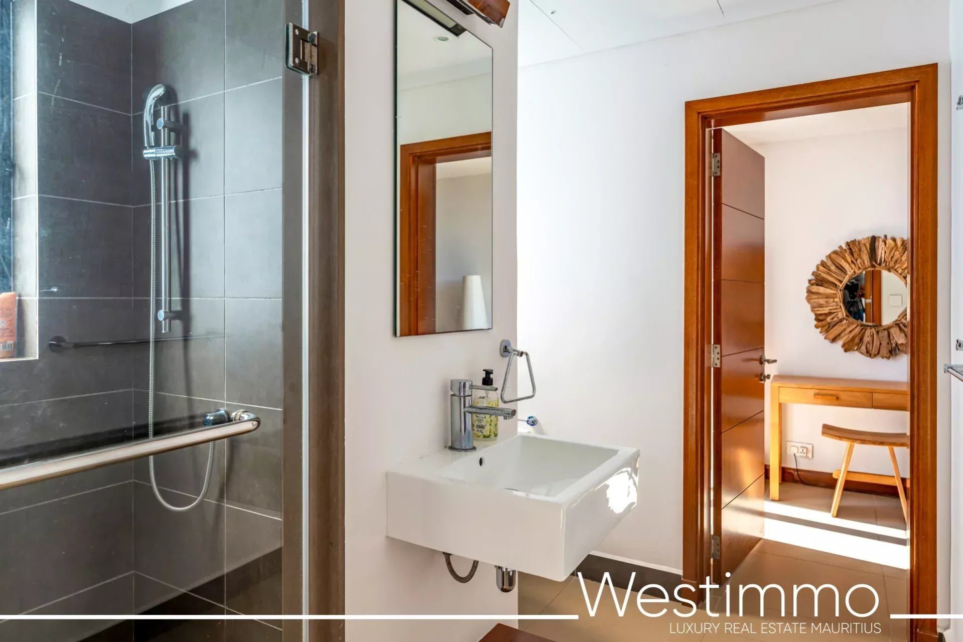 Villa 3 chambres meublé avec jardin, vue mer et proche des commerces à vendre à Haute Rive
