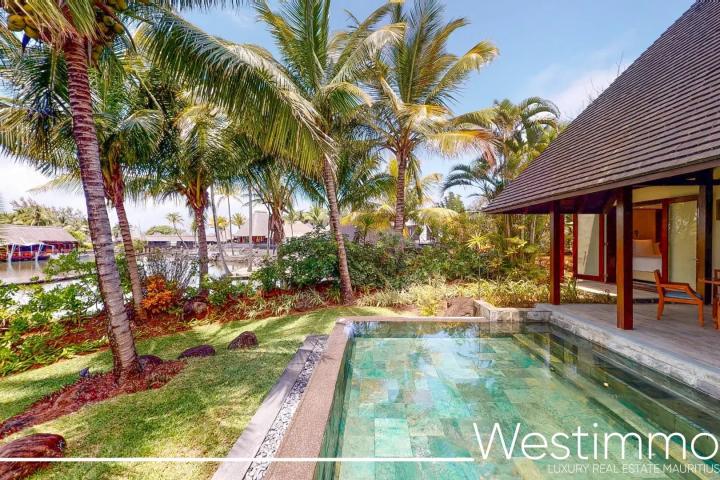 Magnifique villa suite rénovée avec piscine privée et vue mer dans un complex 5 etoiles à vendre à Beau Champ