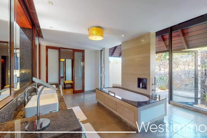 Magnifique villa suite rénovée avec piscine privée et vue mer dans un complex 5 etoiles à vendre à Beau Champ