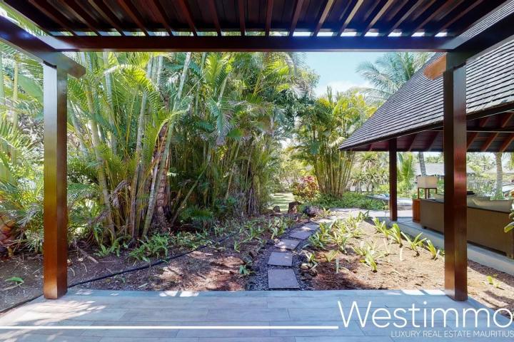 Magnifique villa suite rénovée avec piscine privée et vue mer dans un complex 5 etoiles à vendre à Beau Champ