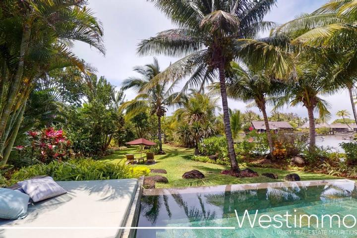 Magnifique villa suite rénovée avec piscine privée et vue mer dans un complex 5 etoiles à vendre à Beau Champ