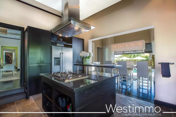 Villa de 485 m² et 5 suites avec vue golf à vendre à Beau Champ
