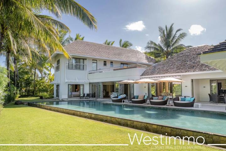 Villa d'exception de 6 chambres avec piscine sur vaste terrain paysagé à vendre à Beau Champ