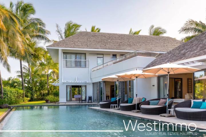 Villa d'exception de 6 chambres avec piscine sur vaste terrain paysagé à vendre à Beau Champ