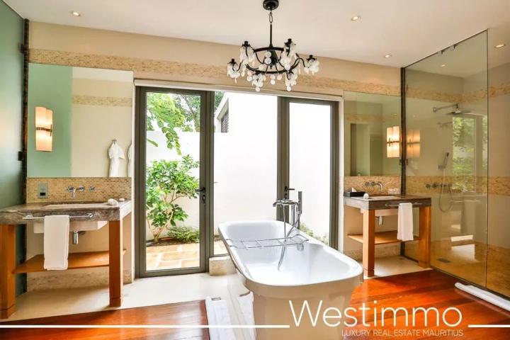 Villa de 415 m² avec vue sur le lagon à vendre à Beau Champ