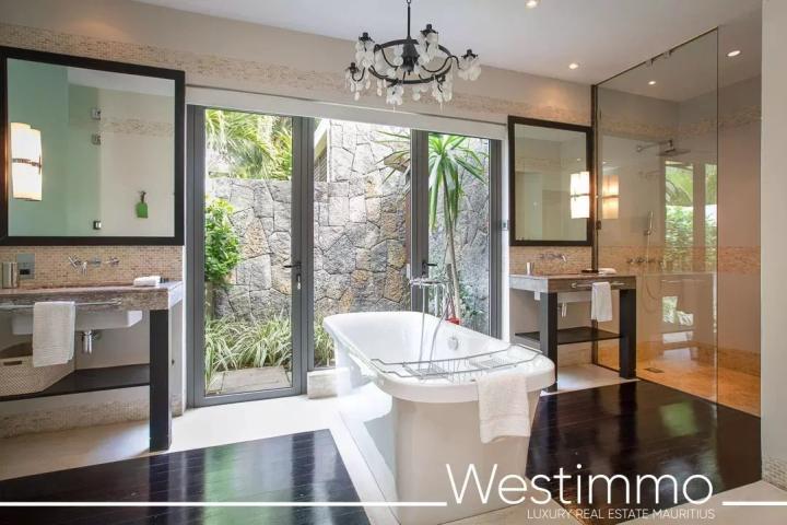 Villa de 415 m² avec vue sur le lagon à vendre à Beau Champ