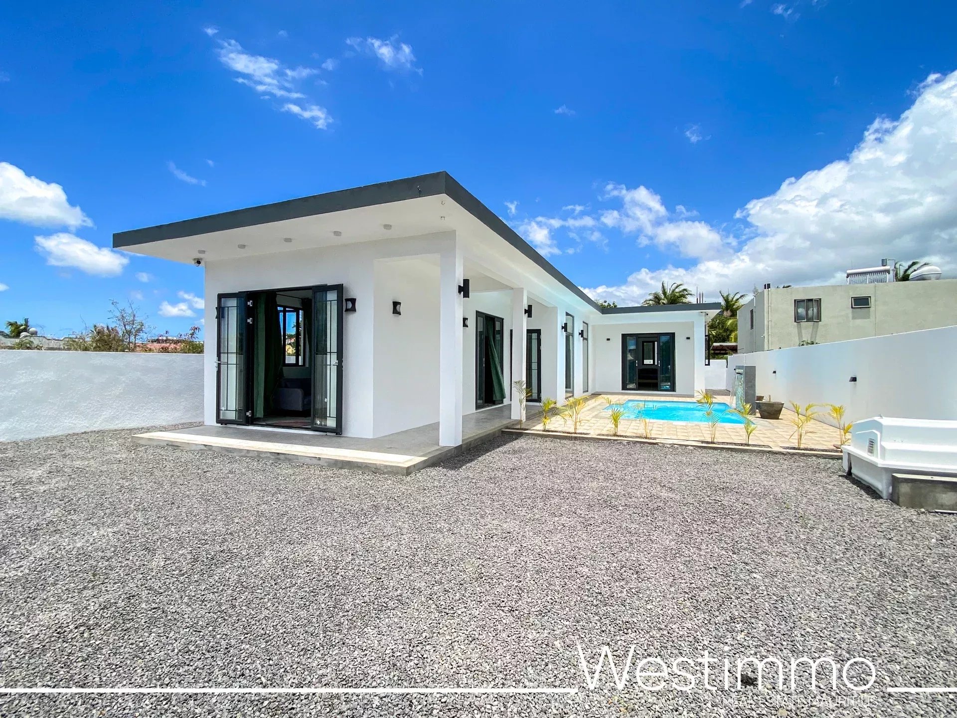 GRAND-BAIE CENTRE – Location long terme villa neuve avec piscine.