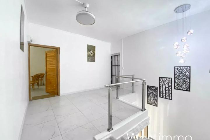 Location long terme Villa moderne neuve avec piscine à Calodyne