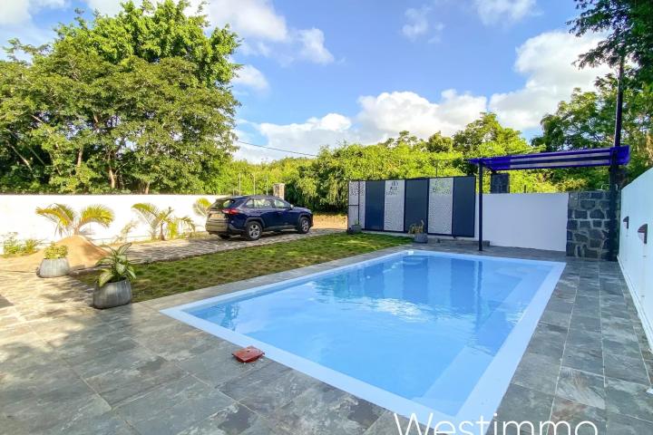 Location long terme Villa moderne neuve avec piscine à Calodyne