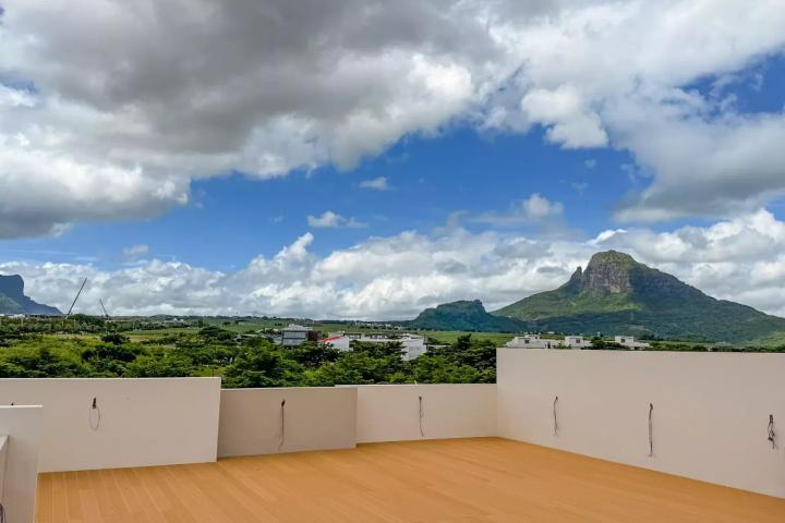 3-bedroom apartment with private rooftop and sea view in Flic en Flac