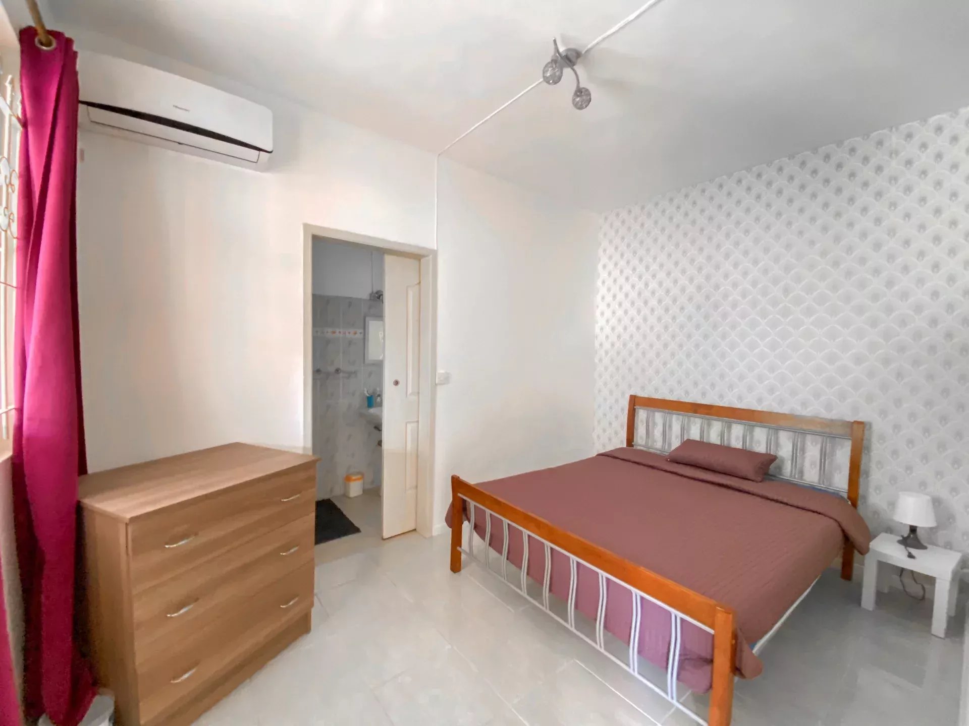 PEREYBERE – Location saisonnière Appartement 3 chambres en rez-de-chaussée de villa