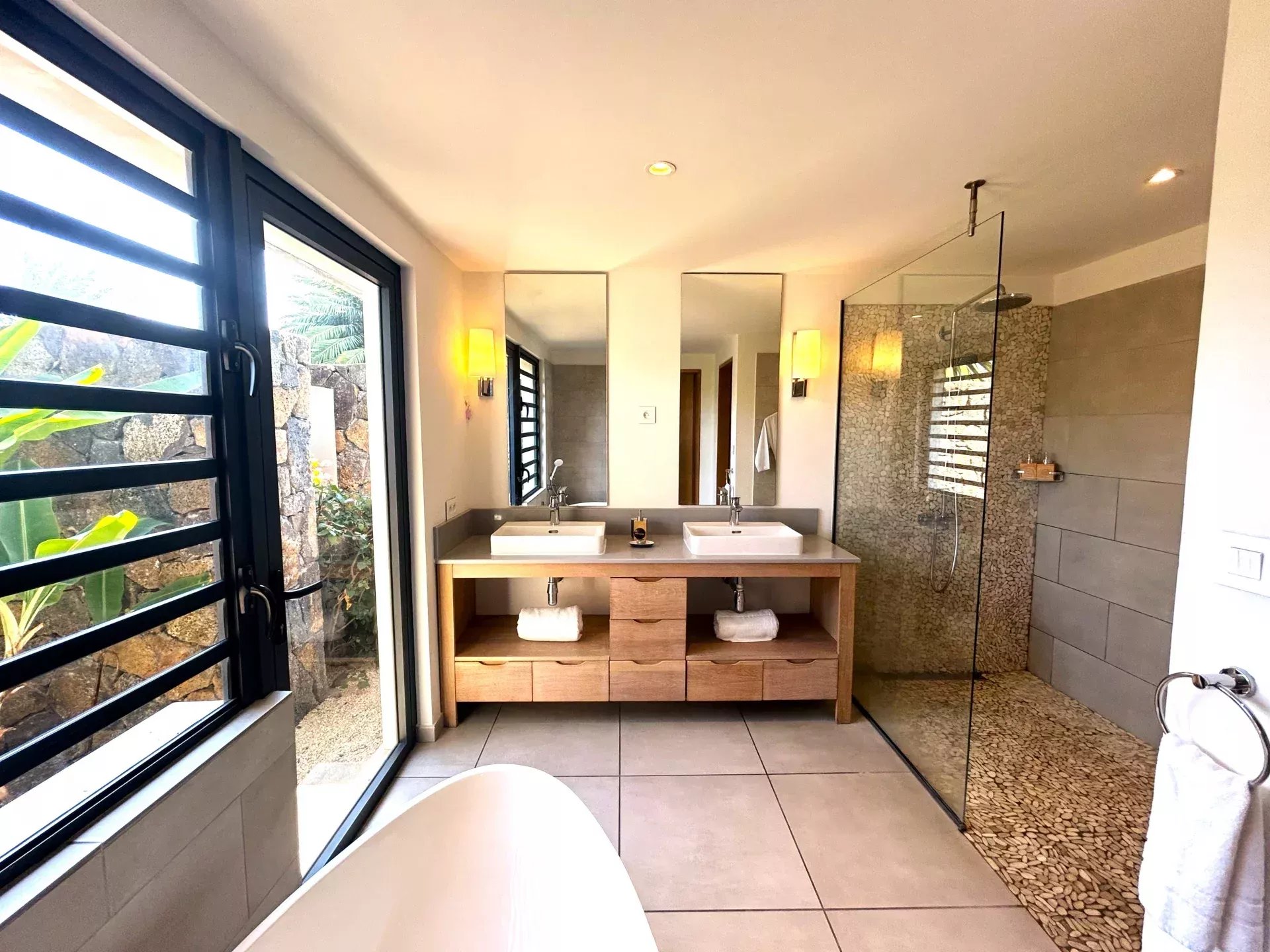 Villa contemporaine avec piscine privée et jardin paysager