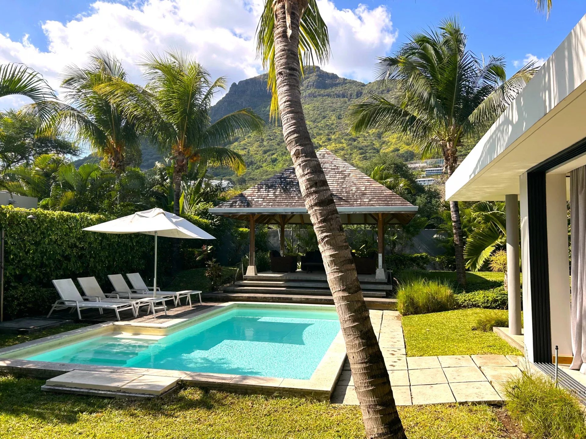 Villa contemporaine avec piscine privée et jardin paysager