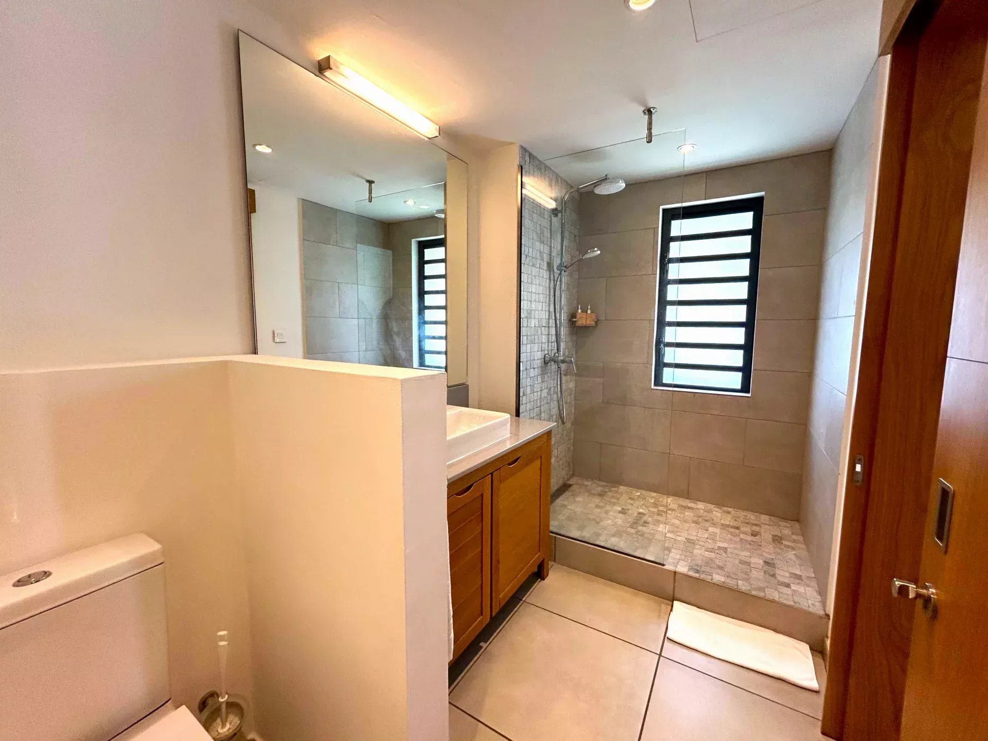 Villa contemporaine avec piscine privée et jardin paysager